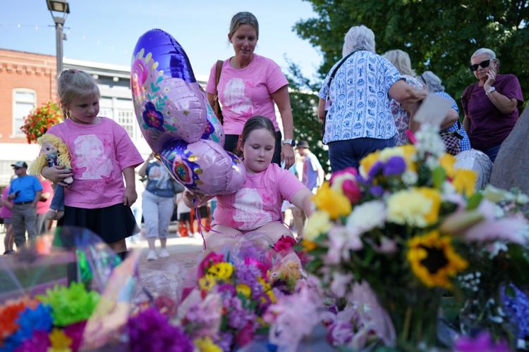 From Los Angeles to Nashville, fans remember Dolly Parton, in photos