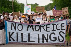Trump administration orders ICE to suspend most vehicle stops after 2 deadly shootings