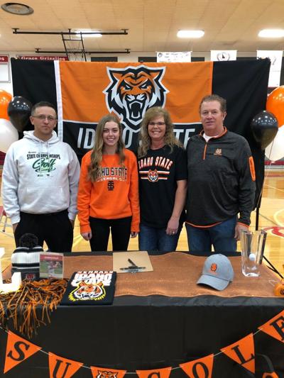 Lindsey Lloyd signing