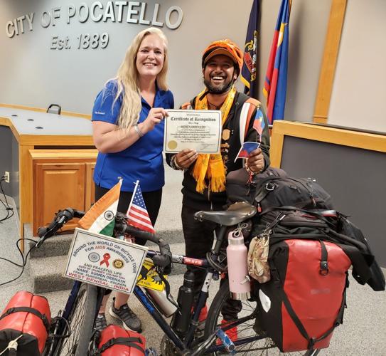 MAIN Indian cyclist Somen Debnath with Linda Leeurwrik at City Hall