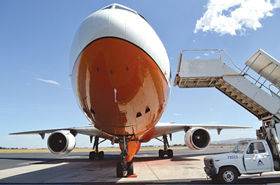DC-10 fire retardant plane