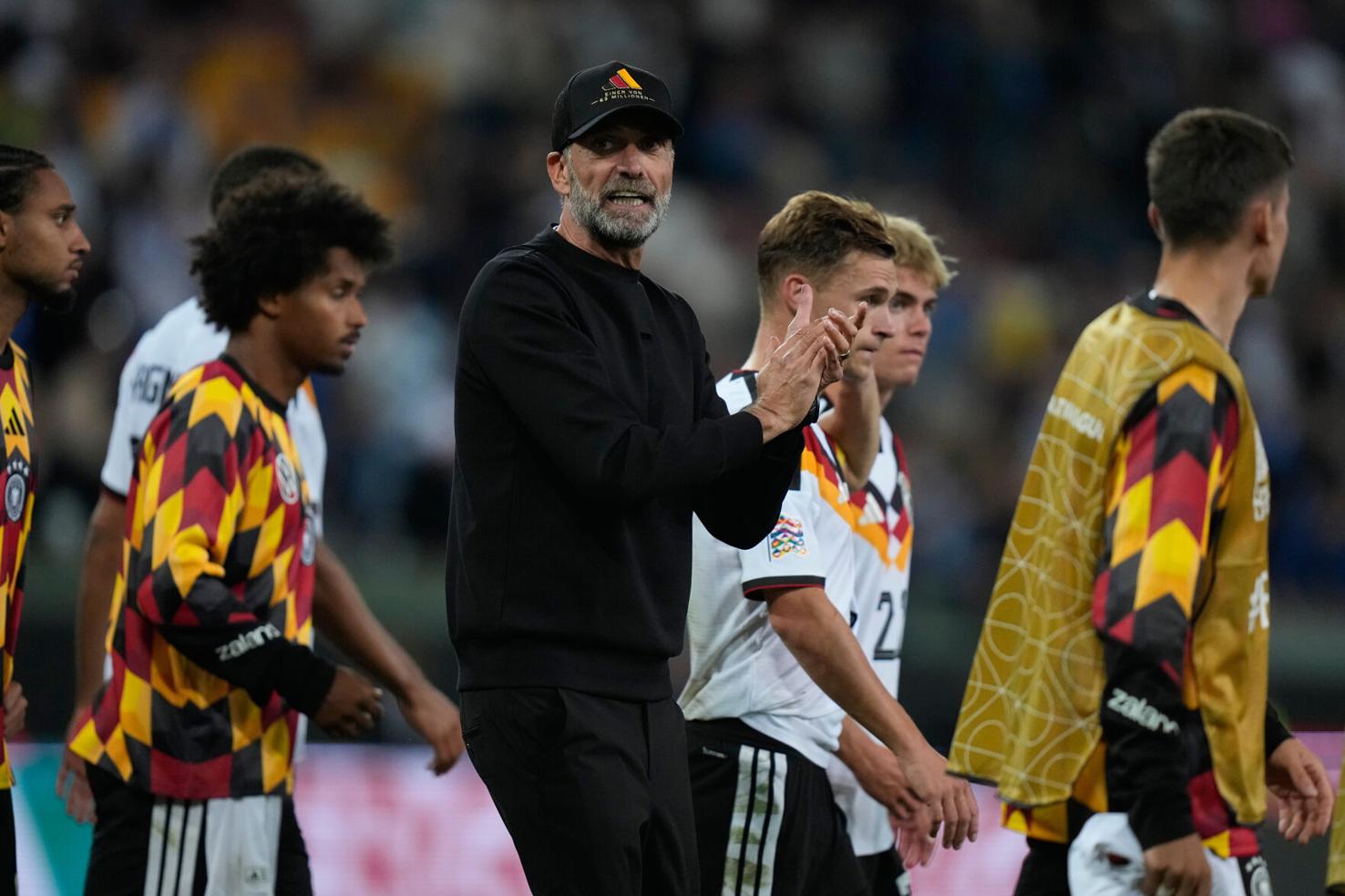 Jürgen Klopp leading Germany players off the pitch