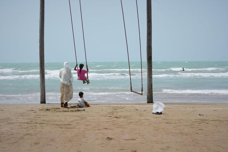 Photos show daily life in Iran on the beach along the Strait of Hormuz