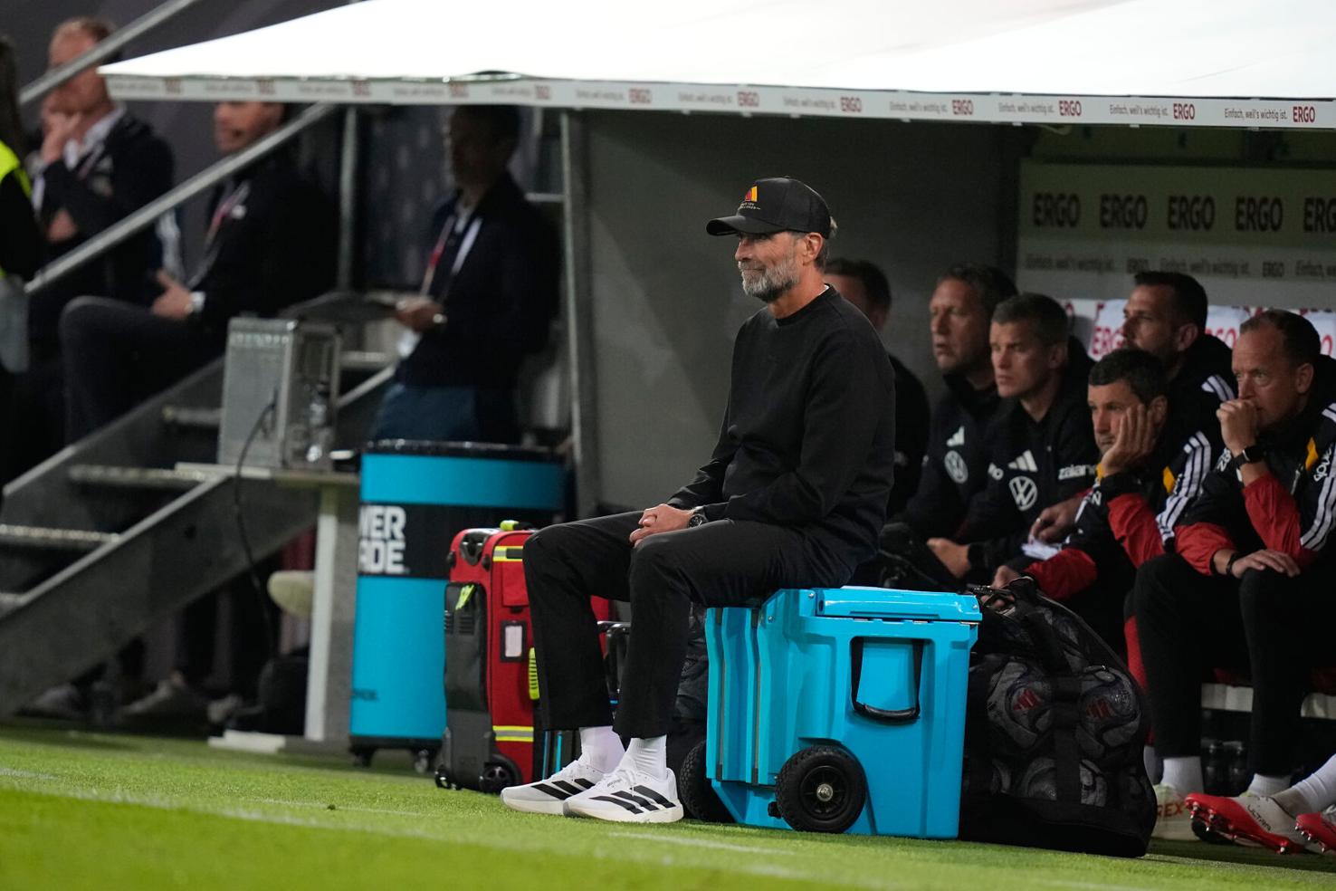 Jürgen Klopp applauding with Germany players