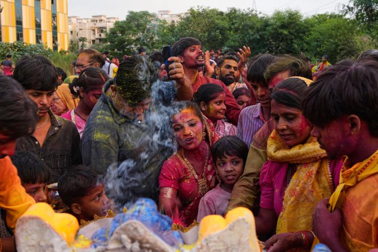 India celebrates the elephant-headed god Ganesha, in photos