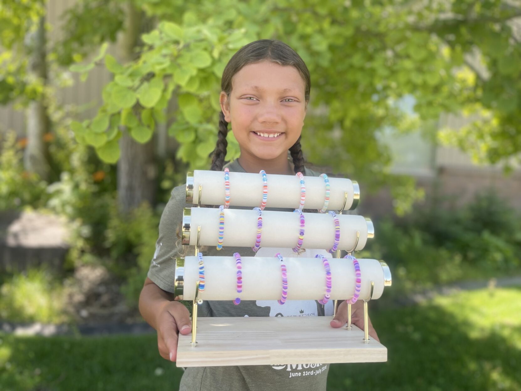 Vikings' C.J. Ham teams up with Minnesota girl selling bracelets