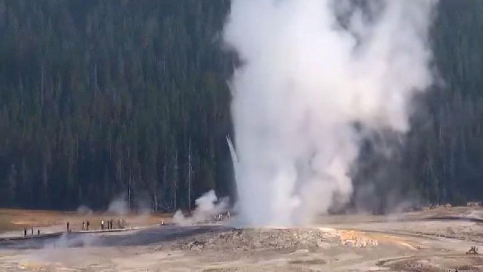 Yellowstone S Giantess Geyser Erupts After 6 Year Slumber Local Idahostatejournal Com