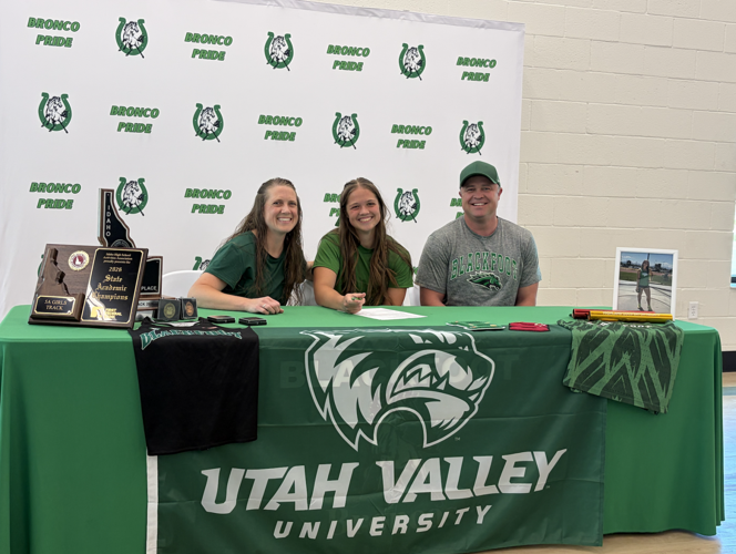 Eva Grimm signing with parents