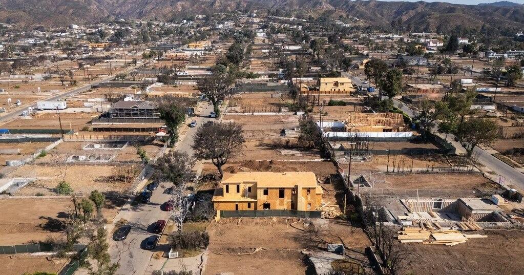 Tras incendios devastadores, Los Ángeles facilitó una parte de la reconstrucción. Hay mucho más por hacer.