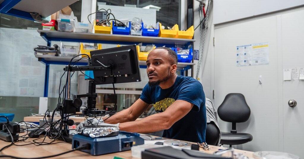 Top science research jobs lack diversity. A California college program aims to curb that