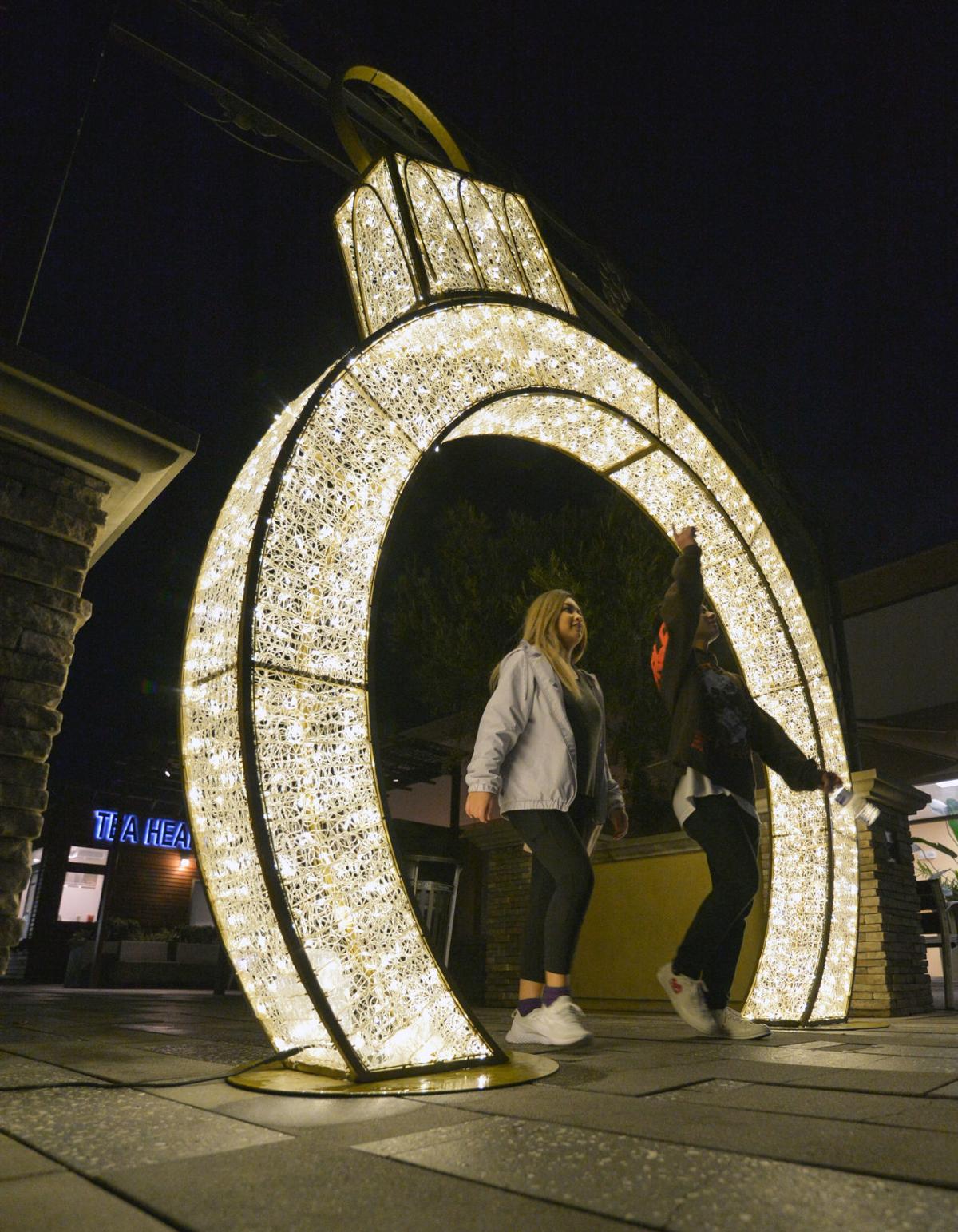 San Francisco Premium Outlet Stores In Livermore Light Up For The Holidays Independentnews Com