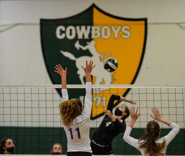 Amador Valley High School's Girls' Volleyball Team Sweeps Livermore in
