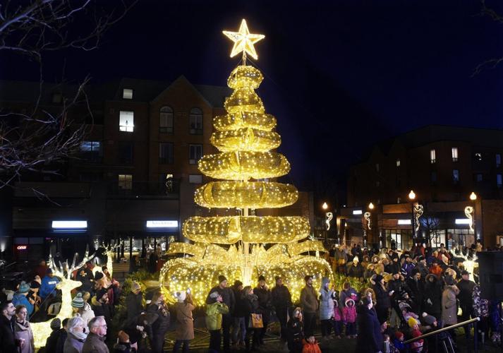 Tree lighting, Santa Claus Parade this weekend in Oakville