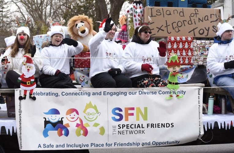 Thousands flock to Milton Santa Claus Parade