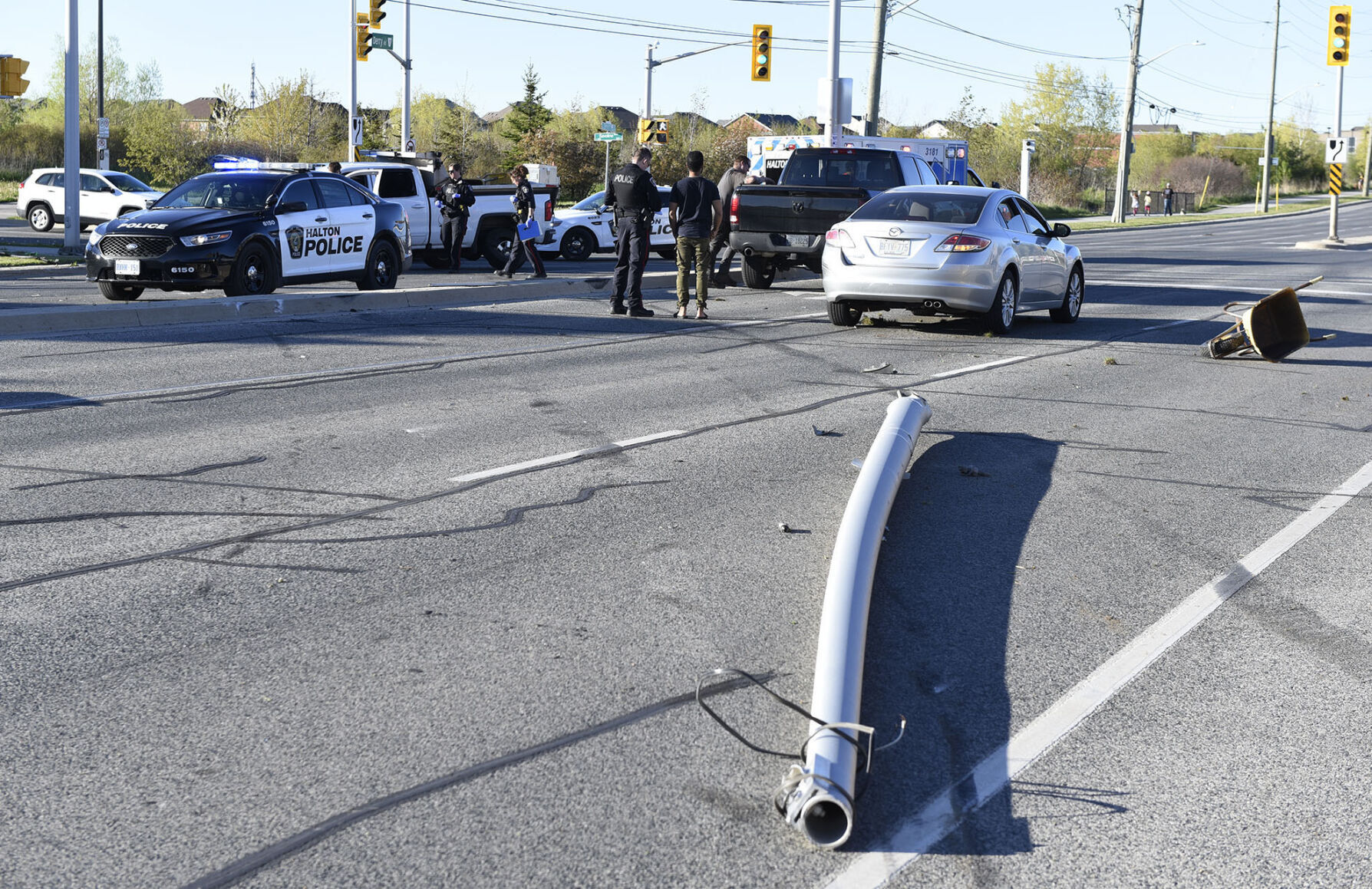 Mounted the sidewalk Bizarre crash in Milton leaves people