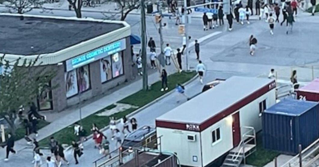 Teens 'throwing fireworks' at cops in Oakville neighbourhood - Vimarsana News
