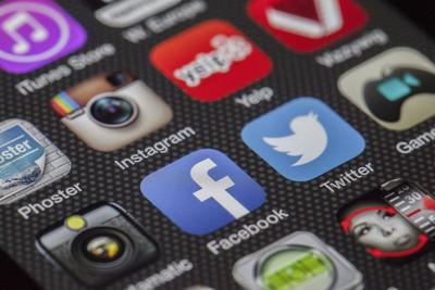 social media buttons cell phone home page pixabay