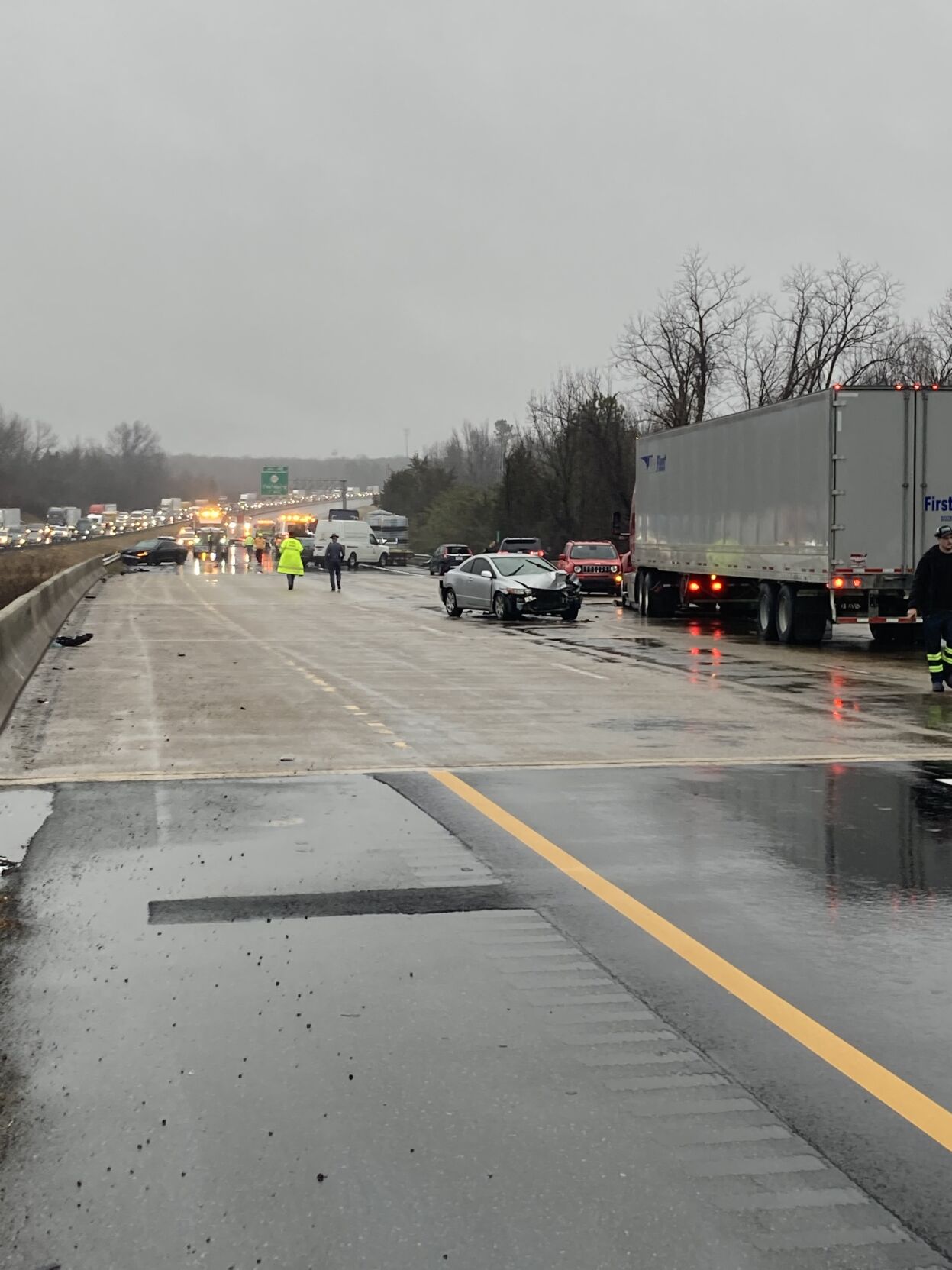 Pileup involving four tractor-trailers, 14 cars closes I-95 north near ...