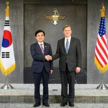 Top US defence official hails  model ally  in South Korea talks