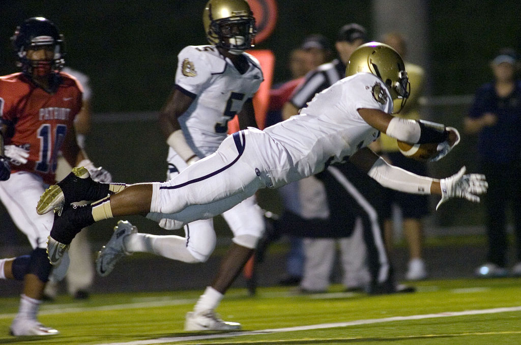 0926 PATRIOTHYLTONFOOTBALL01