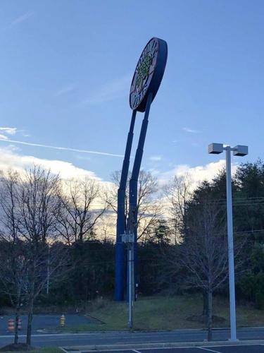 I-95 reopens after leaning Potomac Mills sign removed
