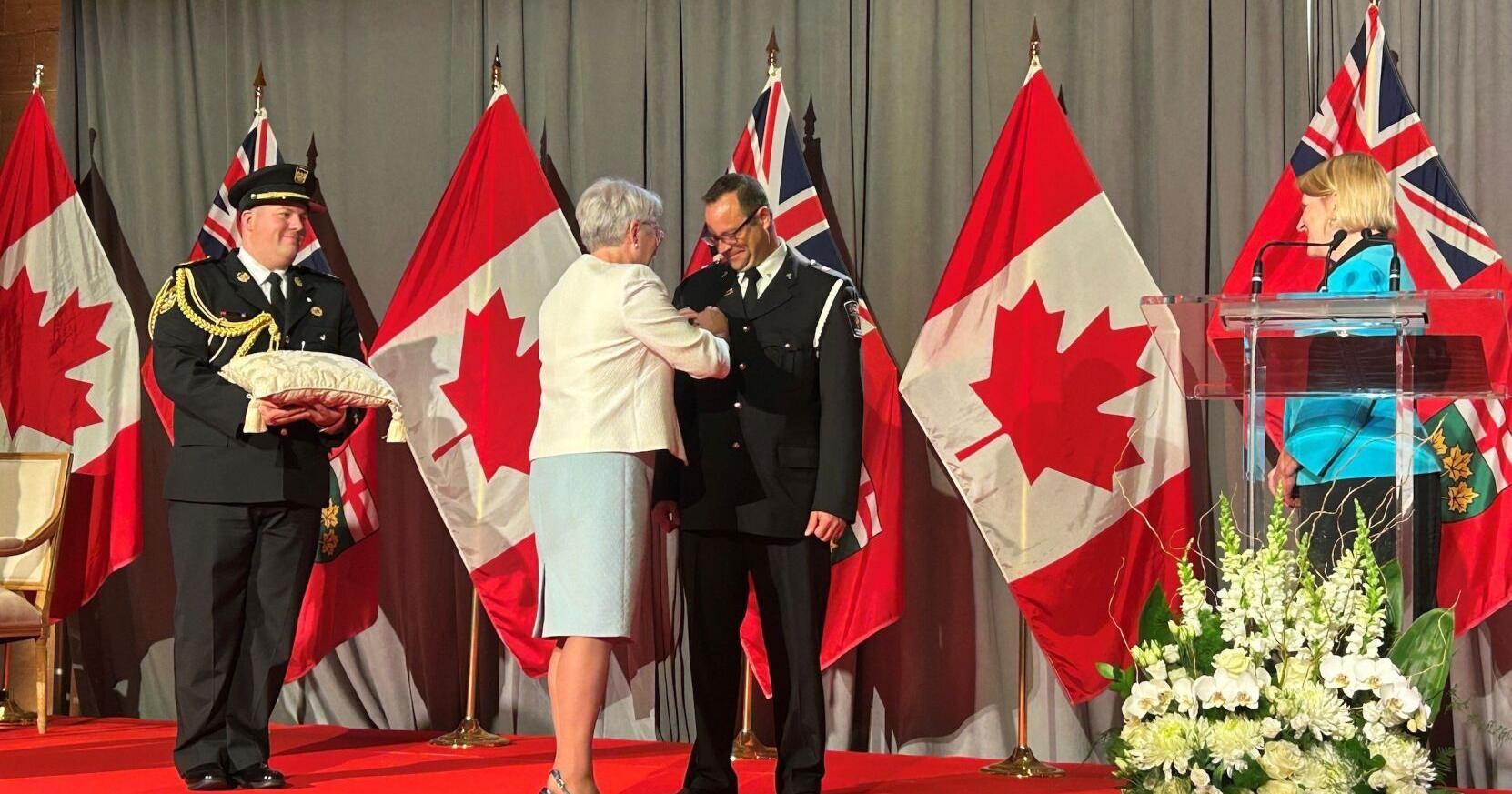 Ontario paramedics awarded bravery medals - Vimarsana News