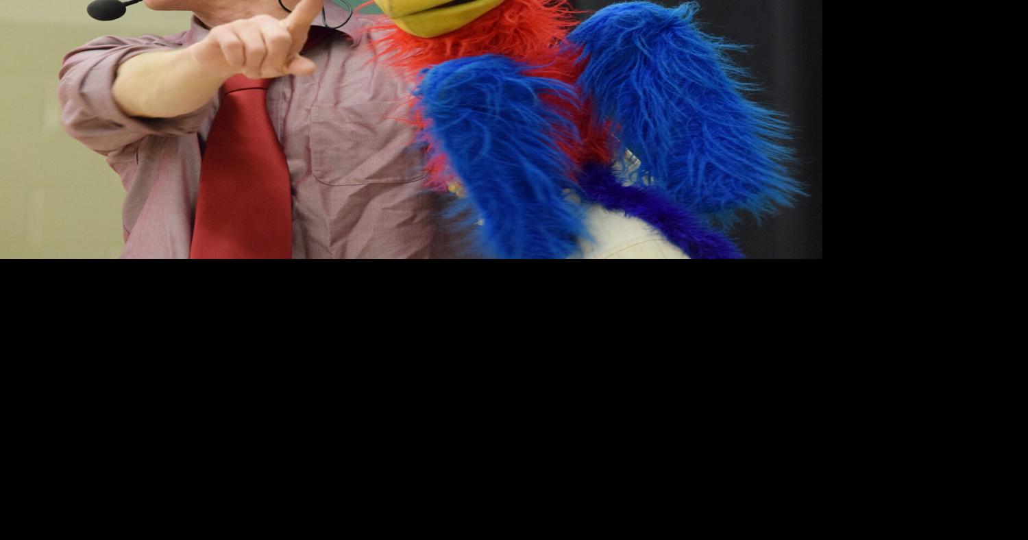 Ventriloquist uses puppets, juggling to extol virtues of bilingualism