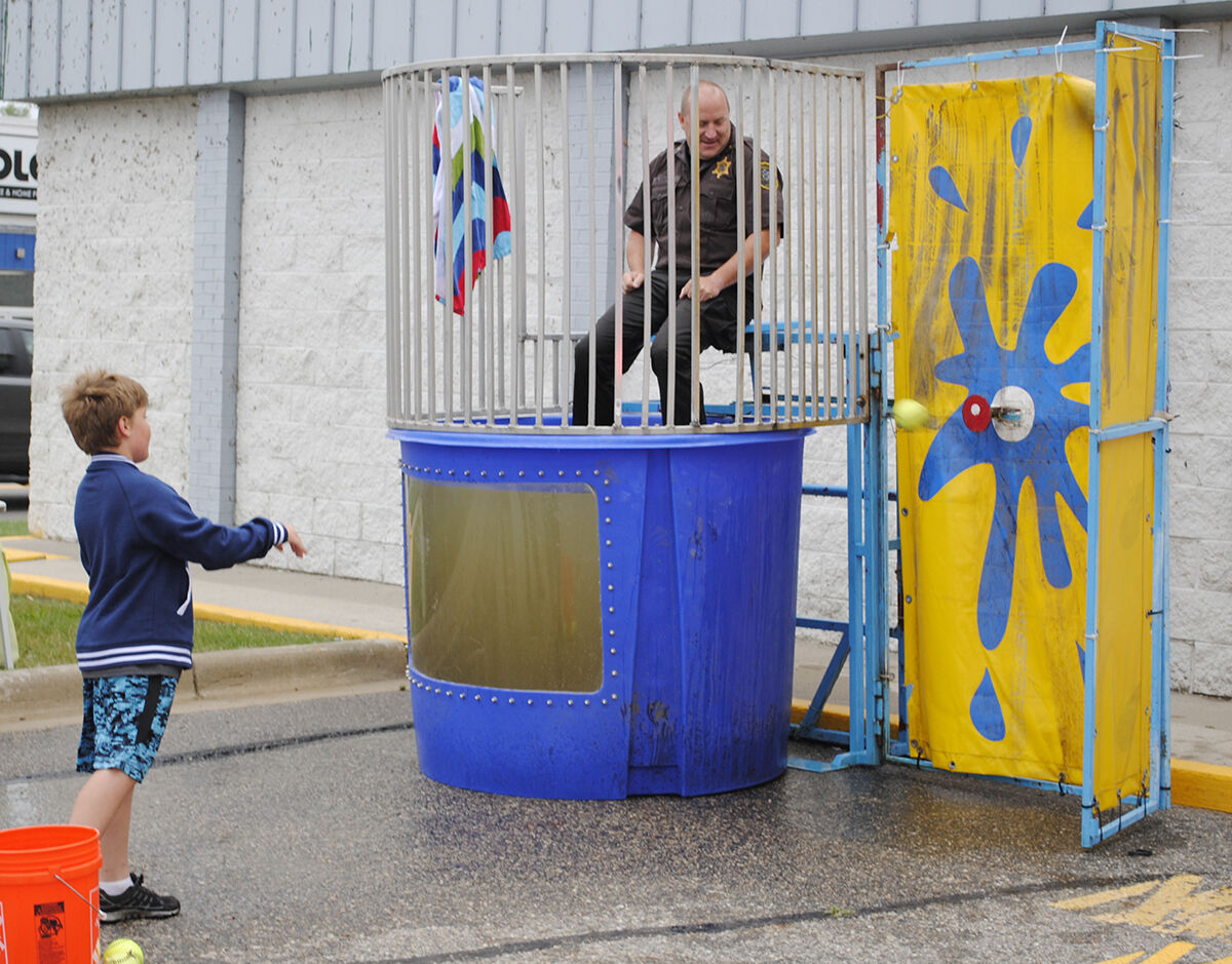 Dunk store tank toy