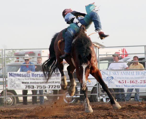 Rodeo fans flock to Braham | | isanti-chisagocountystar.com