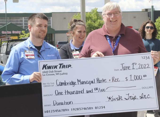 Cambridge celebrates opening of first of three Kwik Trips