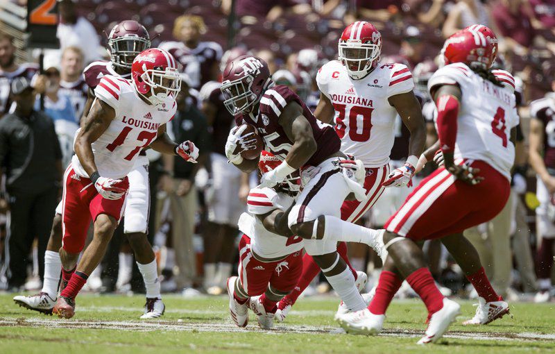 Texas A&M WR flips off fans running to locker room at halftime Texas A&M WR flips off fans running to locker room at halftime