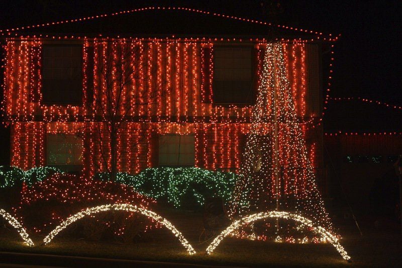 Elkins Lake Christmas display returns