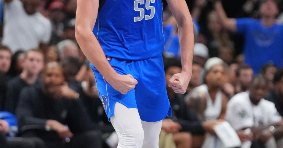 APTOPIX Spurs Mavericks Basketball