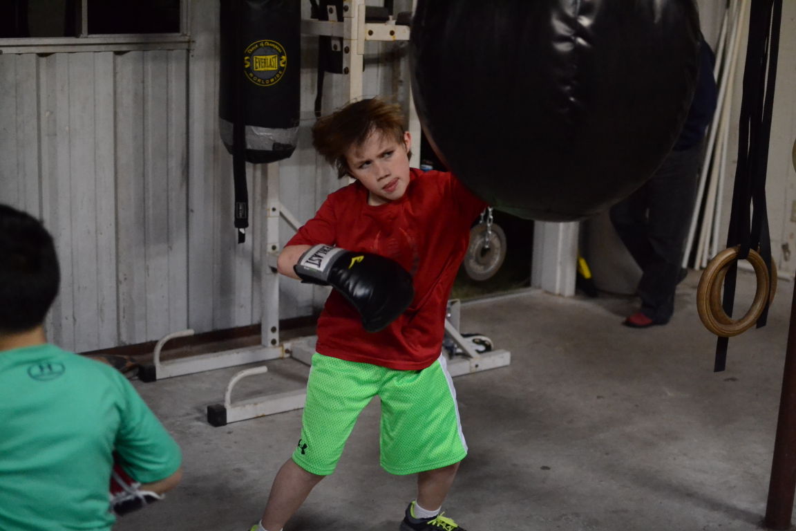 Huntsville pro boxer passing lessons on Sports