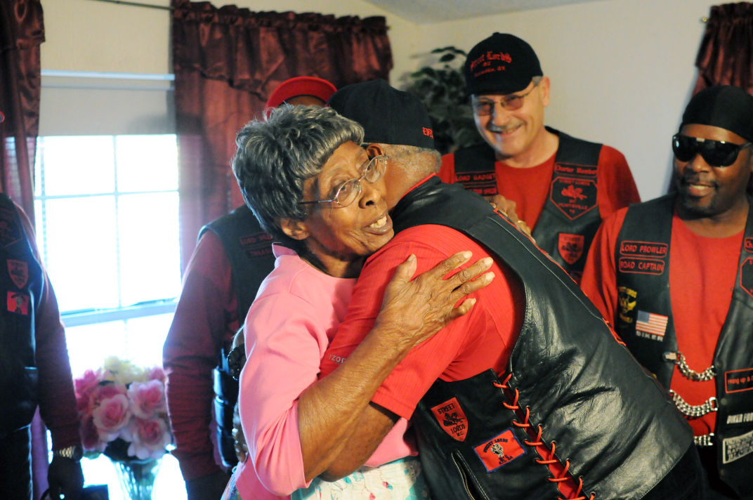 Street Lords of Huntsville motorcycle group gives meals to residents