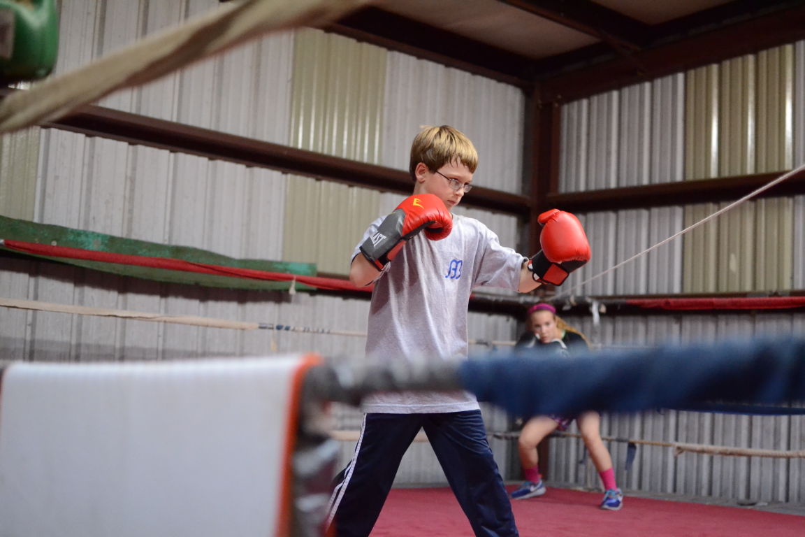 Huntsville pro boxer passing lessons on Sports