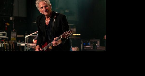 Lindsey Buckingham's latest has Fleetwood sounds - Vimarsana News