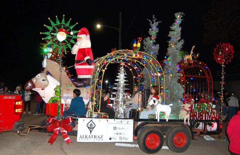 Jacksonville parade displays “Christmas Treasures” Local News