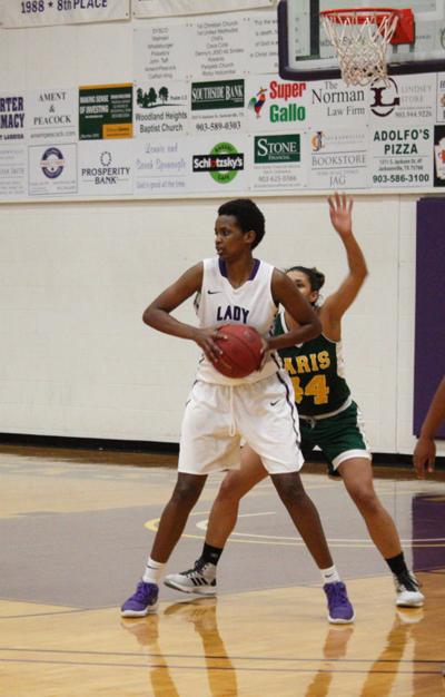 Nezerwa S 33 Pts 16 Rebs Carry Lady Jaguars To Win Over Paris