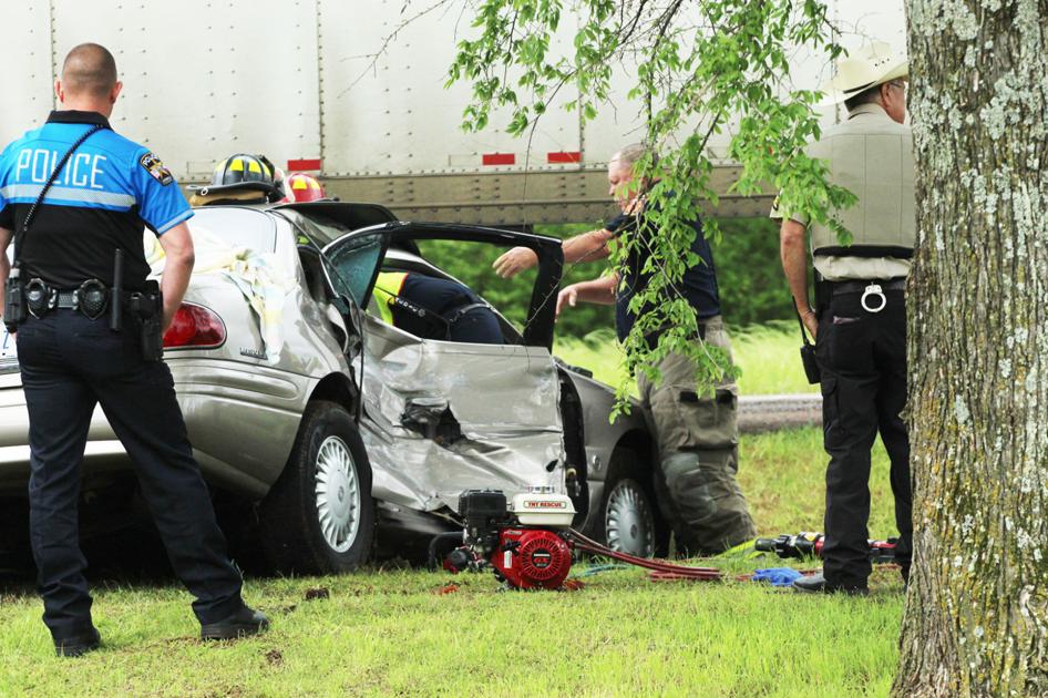 Pin-in accident involving car and 18-wheeler injures 1 | News ...