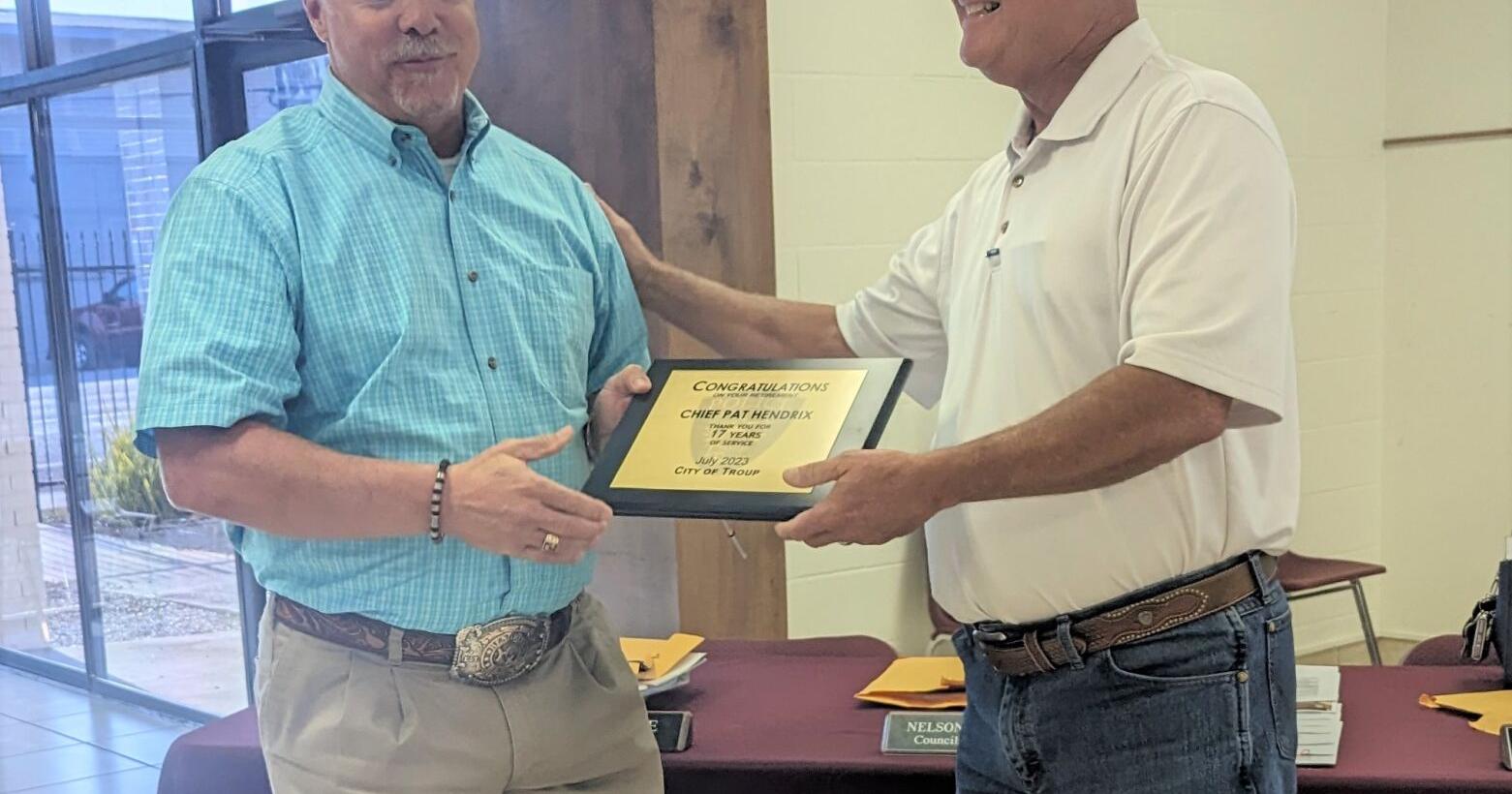 Troup honors retiring police chief - Vimarsana News