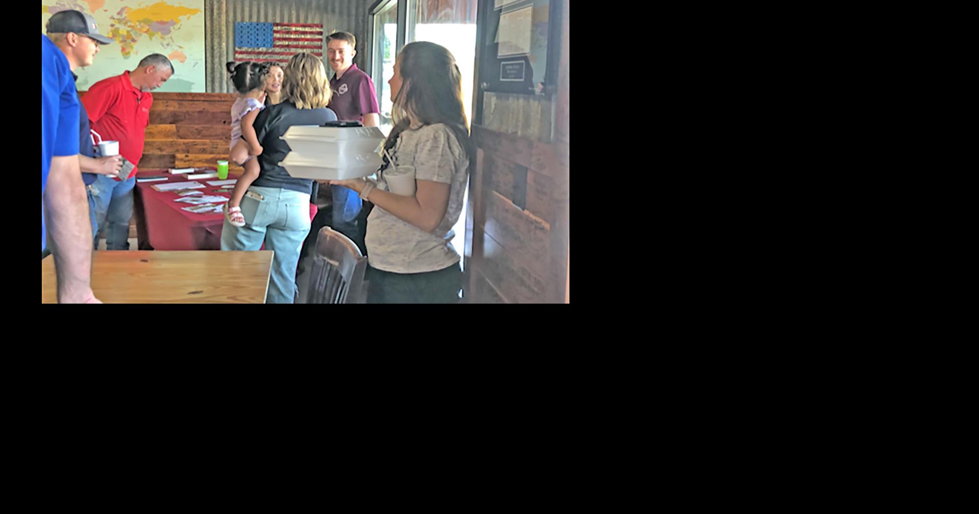 Restaurant honors missionary family with donation