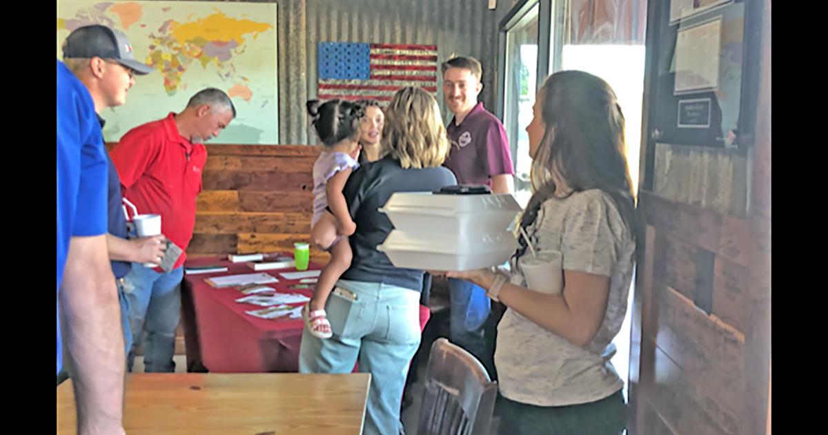 Restaurant honors missionary family with donation