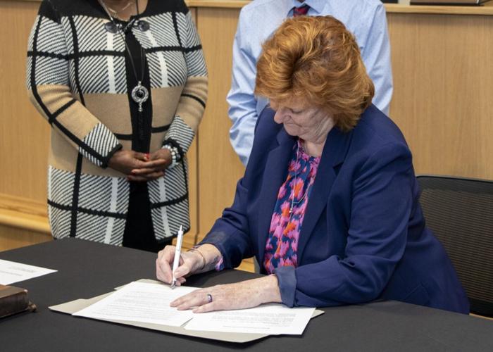 Onslow school board members take oath of office | News | jdnews.com