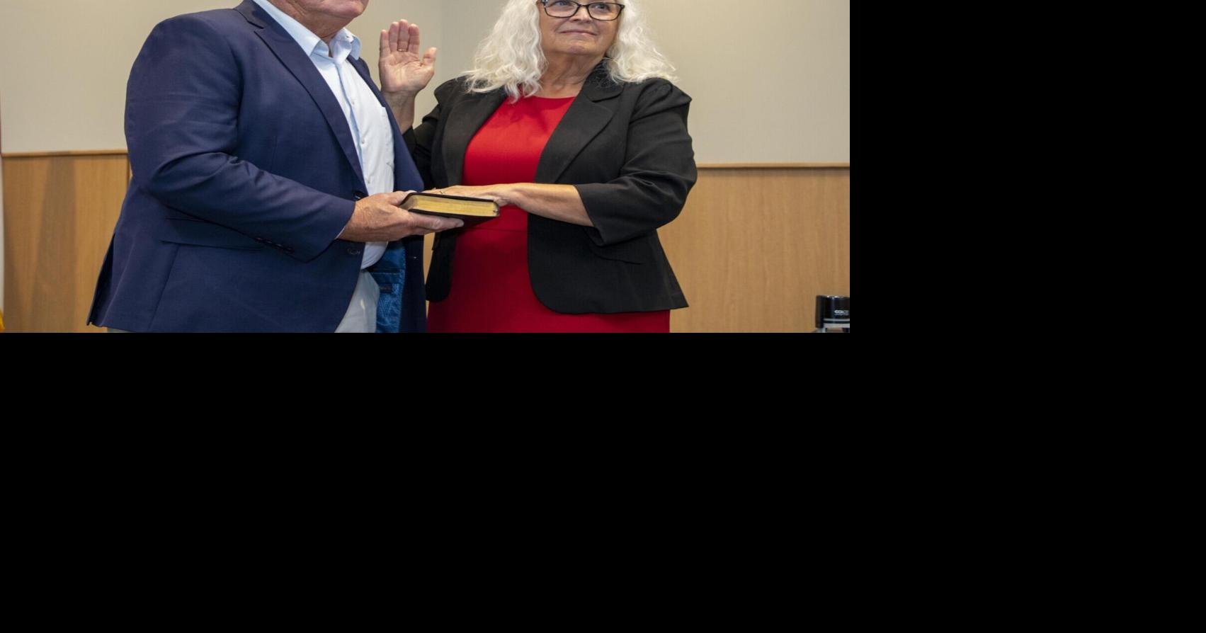 Onslow school board members take oath of office | News | jdnews.com
