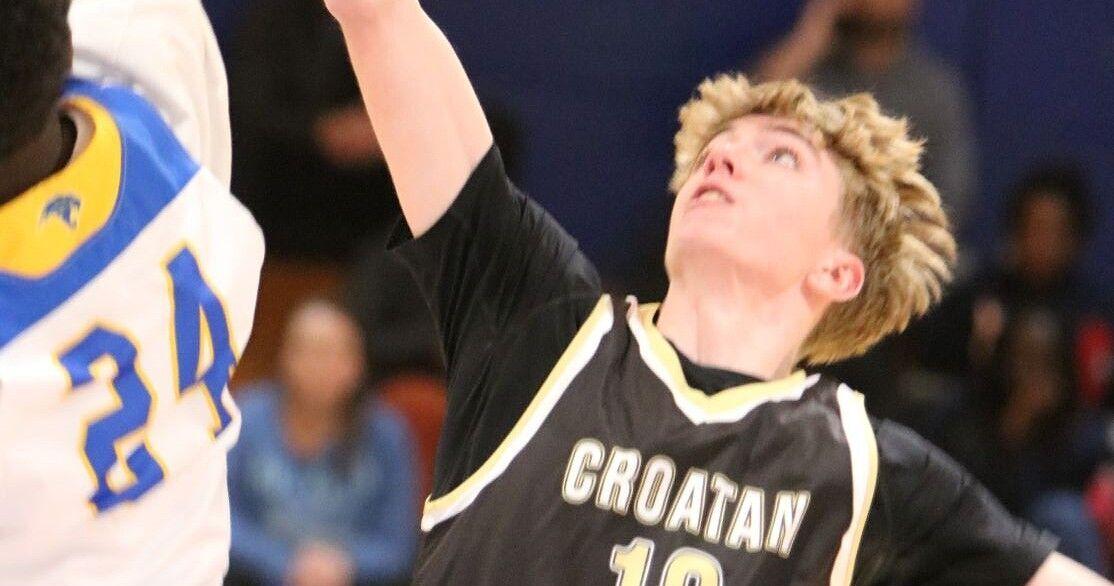 Croatan holds off Richlands in boys basketball