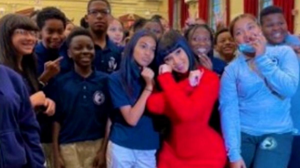 Cardi B donates $100,000 to her old elementary school | Entertainment |  jg-tc.com