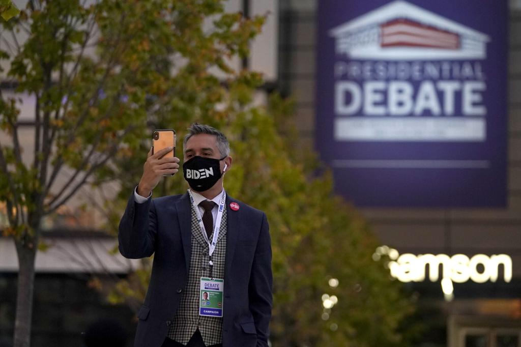 Photos Scenes From The Sept 29 Presidential Debate National Politics Jg Tc Com