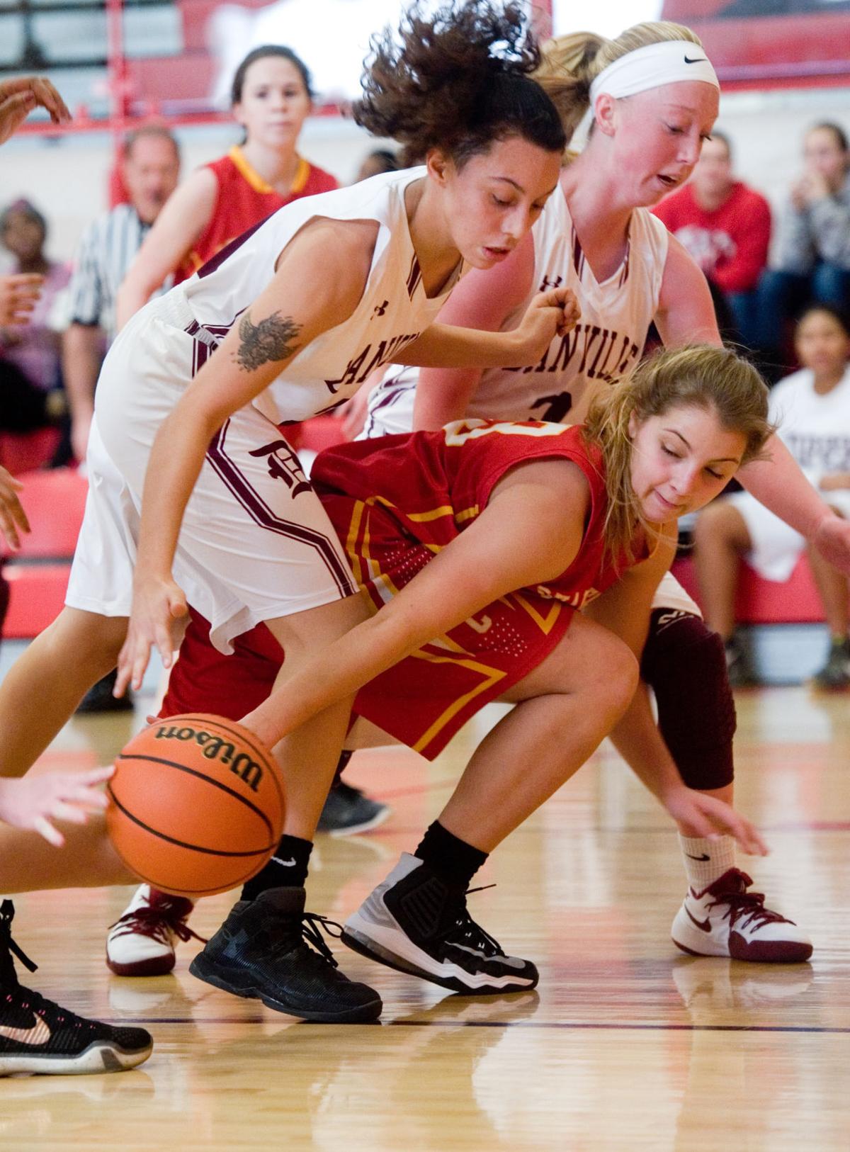 charleston-girls-split-to-play-for-third-place-basketball-jg-tc