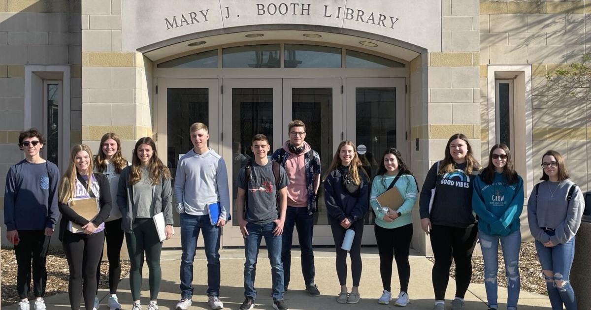 Sullivan High School students conduct research at Booth Library